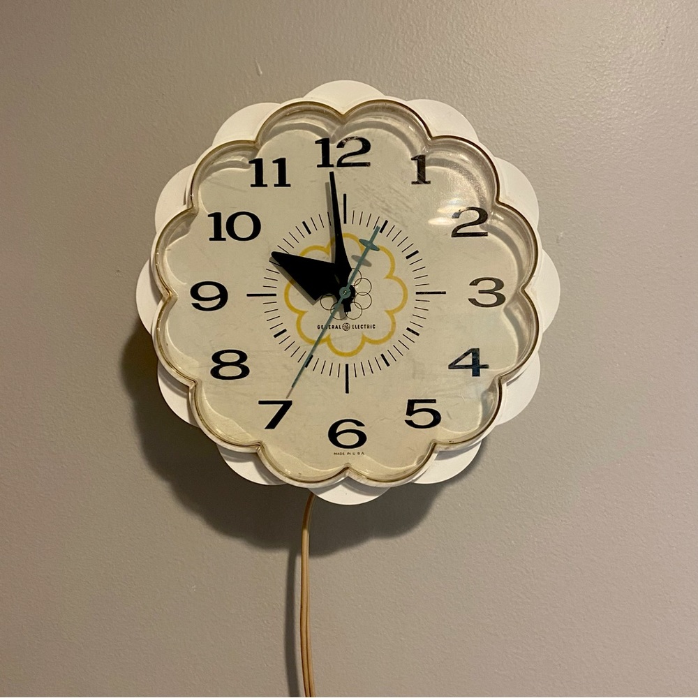MCM kitchen clock - vintage GE